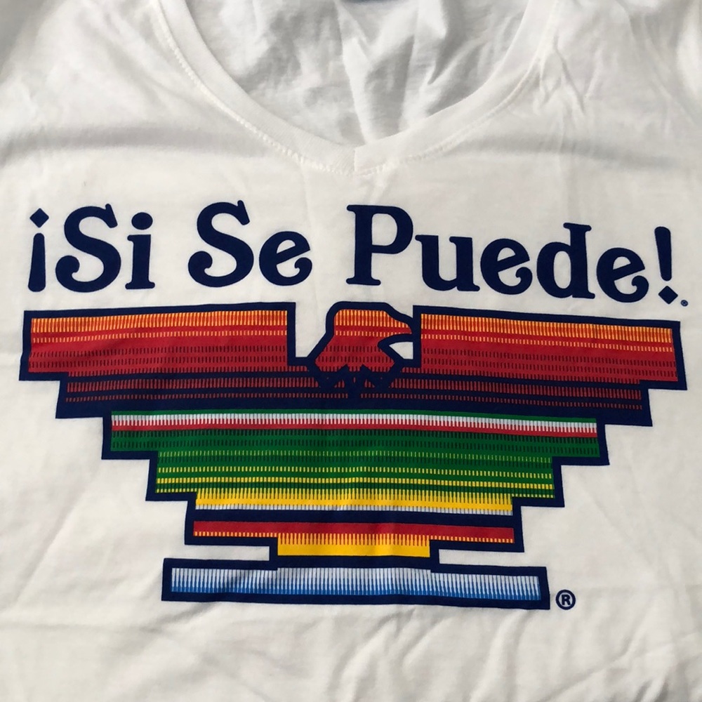 Cesar Chávez logo tee. M. Mexican design and Spanish saying.